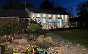 Chalet On The Green - Self Contained With Parking.